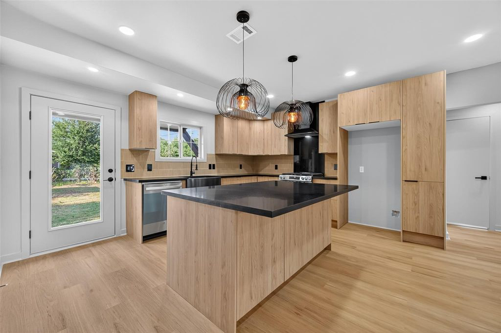 Completed kitchen remodeling project by Interior E Construction